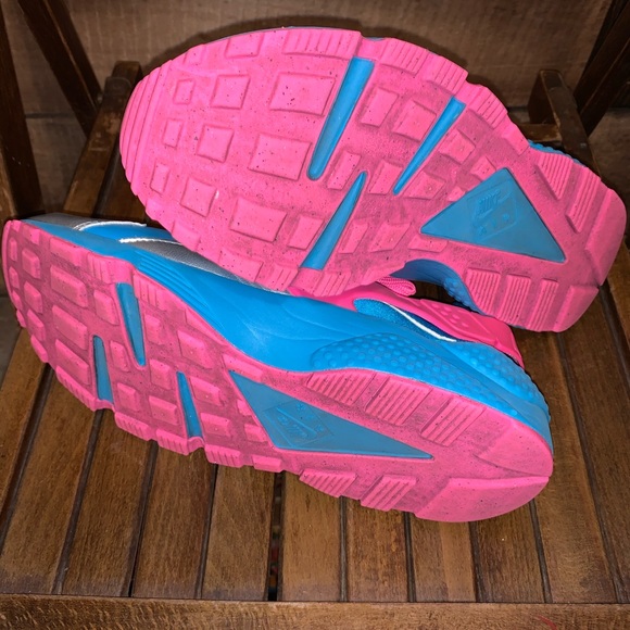 Custom Women’s Nike iD Huaraches - Picture 5 of 6